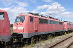 DB 111 164 in einem Lokzug vom DB Stillstandsmanagement Karsdorf nach Opladen, am 13.07.2022 in Naumburg (S) Hbf. 