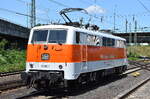 Da staunt man nicht schlecht, ausgerechnet zwischen den Güterzügen in Hamburg-Harburg taucht die wunderschöne DB Gebrauchtzug  111 111-1  (NVR:  91 80 6111 111-1 D-DB ) am 15.07.24 auf.