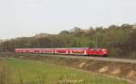 Die Baureihe 111 086-5 (verkehrsrot, verkürzter Frontbalken) der DB Regio AG schiebt in   der Nähe von Lollar den RE 15388 auf der Fahrt von Frankfurt(Main)Hbf nach Treysa auf   der