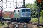 Ist das Gleis auch frei? Der Tf der Jubilumslok 111 027-9 bei Einfahrt in ein Betriebsgleis im Wagenwerk Pasing. Aufgenommen am 31.05.2008