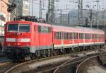 Die 111 210-1 steht mit drei Bn-Wagen abgestellt in Wrzburg HBF, aufgenommen am 21.10.2009