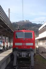 111 159-0 steht mit einer n-Wagengarnitur abgestellt im Bahnhof Kufstein.