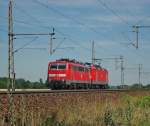 143 834-0 zieht 111 134-3 in Richtung Seelze. Aufgenommen am 20.07.2010 in Dedensen-Gmmer.