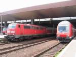 Hier geht es um die 111er links, welche wir in Dsseldorf am Hauptbahnhof fotografiert haben.
Diese Lok kommt auf eine Lesitung von 3620 KW und schafft es auf 160 km/h