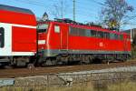 Die 111 010-5 schiebt den RE 9 - Rhein-Sieg-Express (Siegen Hbf - Aachen Hbf), hier kurz vor der Einfahrt in den Bahnhof Betzdorf/Sieg am 13.11.2011.