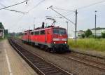 Als Lokzug durch fahren die beiden Schwesterloks 111 016 und die 111 116 den Rheydter Hbf durch Gleis 2 in Richtung Mnchengladbach. 14.7.2013