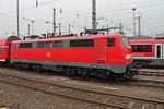 Lokportrait von der Frankfurter 111 193, als sie am 21.03.2015 mit einem Nahverkehrszug im Abstellbahnhof in Frankfurt stand und auf ihren nächsten Einsatz wartet. Fotografiert aus Zug.