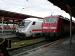 Deutsches Treffen in sterreich.....Eine 111 mit dem RE nach Mnchen  und ein IC Steuerwagen stehen am 28.02.07 im Salzburger Bahnhof.