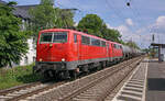 Lokomotive 111 213-5 und Schwesterlok von smart rail mit einem Tankzug am 12.05.2022 in Rheinhausen-Ost.