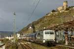 111 222 Railadventure mit ÖBB Nightjet Überführung & ICE Waggons in Kaub am Rhein, am 25.11.2023.