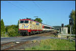 Am 27.08.2024 überführte 111 057 (Baujahr 1974, smart rail GmbH, 91 80 6 111 057-6 D-Zug), hier beim Weiler Moos, zwei schweizerische Reisezugwagen (SBB, Bmpz) von Basel über Heilbronn