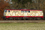 111 057 (Baujahr 1974, smart rail GmbH, 91 80 6 111 057-6 D-Zug) am 17.11.24 bei Eglharting.