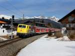 Die 111 024 mit einer RB nach Innsbruck am 04.04.2013 unterwegs bei Seefeld in Tirol.