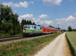 Die 111 039 mit einem RE am 27.06.2014 unterwegs bei Langenisarhofen.