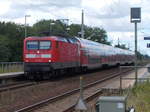 Die 112 133 mit dem RE Stralsund-Berlin Lehrter Hbf,am 17.Juli 2017,in der Station Miltzow.