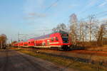 Die 112 188 schiebt am 13.12.2017 den RE 4361 von Rostock Hbf nach Elsterwerda durch Nassenheide.