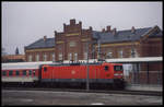 112149 hält mit einem Intercity am 20.2.1999 im Bahnhof Rathenow.