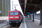RE 3 mit Lok 112 124 nach Falkenberg (Elster) am Bahnsteig 1 in Stralsund.