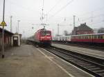 Hier fhrt 112 188 mit einem InterRegio am 10.01.04 mit hoher Geschwindigkeit durch den Bahnhof Zossen.