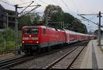 Nachschuss auf 112 180-5 von DB Regio Schleswig-Holstein (DB Regio Nord), die RE 21035 (RE70) nach Hamburg Hbf im Startbahnhof Kiel Hbf auf Gleis 5 bereitstellt.
[1.8.2019 | 20:26 Uhr]