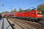 112 168 schiebt am 03.11.2018 den RE70 (RE21014) nach Kiel Hauptbahnhof aus dem Hamburger Hauptbahnhof.