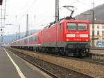 Im Jahr 2007 waren etliche Exemplare der Baureihe 112 in Nürnberg beheimatet.
Hier führt 112 178 einen Regionalexpress aus Frankfurt nach Würzburg, am Schluß schiebt 112 168. Der Zug besteht aus fünf  PUMA  - in Weiden umgebauten Wagen der Bauart Halberstadt. Die installierte Leistnug beträgt 8000kW für sieben Fahrzeuge - nur der ICE3 kann da mithalten!
Gemünden am Main, 31. März 2007