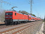 Nachschuss von 112 187 mit einem  RE 5 nach Wünsdorf-Waldstadt auf dem Südlichen Berliner Außenring bei Diedersdorf am 22. April 2020.


