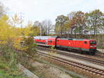 Nachschuss nach RE 5 mit Schublok 112 182 nach Rostock auf dem südlichen Berliner Außenring am 13. November 2020 bei Diedersdorf.