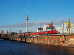 DB 112 101-1 als Zuglok am RE 1 (RE 3177).
Hier passiert der Zug den S-Bahn-Bahnhof Jannowitzbrücke.
Aufgenommen von der Michaelbrücke.

Berlin, der 03.12.2021
PS: Danke an DSO-User  ZugAlex  für die Vormeldung