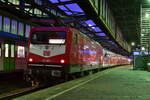 112 139-1 steht mit dem letzten Verstärkerzug des Tages nach Emmerich in Duisburg Hbf.

Duisburg 18.01.2022