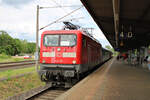 DB 112 166 steht mit ihrem RB25-Ersatzzug abfahrbereit im Auftrag der Weser-Ems-Eisenbahn in Weißenfels zur Fahrt nach Saalfeld.
