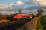 Der untergehenden Sonne entgegen beschleunigte 112 102 mit dem RE3 3312 nach Stralsund, am 24.03.2023 aus dem Bahnhof von Miltzow heraus.