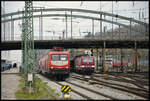 Reichsbahn-Feeling: Die beiden Delta Rail 243 931 & 179 sind am 22.11.2023 mit einem Habis-Ganzzug auf dem Weg nach Nürnberg Hafen, als sie sich in Würzburg bei der Ausfahrt aus dem dortigen Hbf ein Wettrennen mit der WFL 112 159 und ihrem RE80-Ersatzzug (zwei exDR Dostos) nach Treuchtlingen liefern. Im Hintergrund schaut die SRI 151 124 chancenlos zu, da sie kalt auf Gleis 455 abgestellt ist.