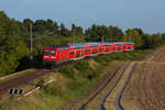 Am 31.07.2024 passiert 112 121 mit einem RE 5 von Berlin Gesundbrunnen nach Rostock die bekannte Fotokurve bei Lüssow. 