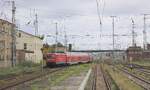 Am 10.10.2023 drckt die DB 112 114 in Falkenberg (Elster) die Wagen des RE 3150 nach der Ankunft aus Rathenow in die Abstellung.