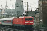 Scanbild: am regnerischen 13 April 2001 passiert 112 180 mit ein Interregio dwer Fotograf ins S-Bahnbahnhof Köln Hansaring.