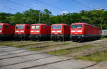 112 179 mit weiteren Loks aus dieser DR-Baureihenfamilie am 17.06.2006 im Bw. Würzburg.