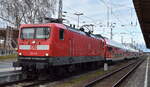 DB Regio AG - Region Nordost, Fahrzeugnutzer: Regionalbereich Berlin/Brandenburg, Potsdam mit ihrer  112 110  (NVR:  91 80 6112 110-2 D-DB ) und dem RE 4 bei der Einfahrt im Bahnhof Falkenberg (Elster), 08.01.25