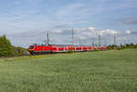 112 182 beschleunigt den RE3 aus Ferdinandshof in Richtung Ducherow nach Stralsund. Der Flieder blühte und wenn der Wind richtig stand, roch es vollzüglich danach. 14.05.2022 