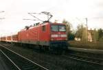 Die Kieler 112 127 im Oktober 2003 mit einer Regionalbahn von Kiel nach Hamburg Altona beim Zwischenhalt in Wrist.