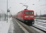 Hier 112 105-2 mit einem RE3 nach Stralsund , bei der Ausfahrt am 23.12.2009 aus Angermnde.