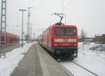 Hier 112 112-8 mit einem RE3 von Elsterwerda nach Schwedt/Oder, bei der Ausfahrt am 22.1.2010 aus Angermnde.