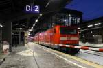 112 165-6 (mit RE 38143 nach Cottbus) hat im Bahnhof Berlin Zoologischer Garten die Oberleitung heruntergerissen. Diese hngt jetzt am ersten Wagen herunter und hat sowohl an Lok als auch am Wagen deutliche Brandnarben hinterlassen. (30.1.2010)