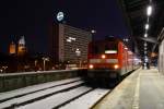 112 189-6 steht am 30.1.2010 mit einem RE nach Frankfurt (Oder) im Bahnhof Berlin Zoologischer Garten. Im Hintergrund ist die angestrahlte Gedchtniskirche erkennbar.