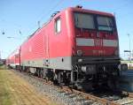 112 186-2 wartet mit RE 38591 von Warnemnde Richtung Berlin Hbf(tief) auf die Ausfahrt um 18.00 Uhr im Bahnhof Warnemnde.(26.06.10)