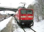 112 152 hat den SH-Express aus Hamburg pnktlich nach Flensburg gezogen und wartet nun im Schneetreiben auf die Weiterfahrt in den dnischen Grenzbahnhof Padborg, der neben dem dnischen Stromsystem auch ber das deutsche Stromsystem verfgt.