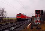 In Osterath ist die 112 162 mit einem Dostockzug als RE7 gerade angekommen bei gerade einesetzendem Regen. Nun ist es bis zum Bahnhof nicht mehr sehr weit. 4.3.2012