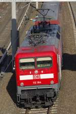 Berlin, Pankow Heinersdorf, DB E-Lok 112 184 (-7) (9180 6 112 184-7 D-DB) mit RE 3 nach Elsterwerda, unter der Fugngerbrcke durch fahrend.