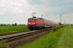 Wegen des eingleisigen Betriebs auf der Kbs 495 vom 24.-27.5.2013 fhrt hier die 112 163 mit einem RE7-Zug nach Krefeld auf dem linken Gleis in Richtung Neuss.