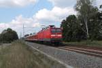 Am 08.08.2014 zieht die 112 155-7 den IRE 18539 von Rostock Hbf nach Berlin Hbf, hier bei der Durchfahrt in Nassenheide.